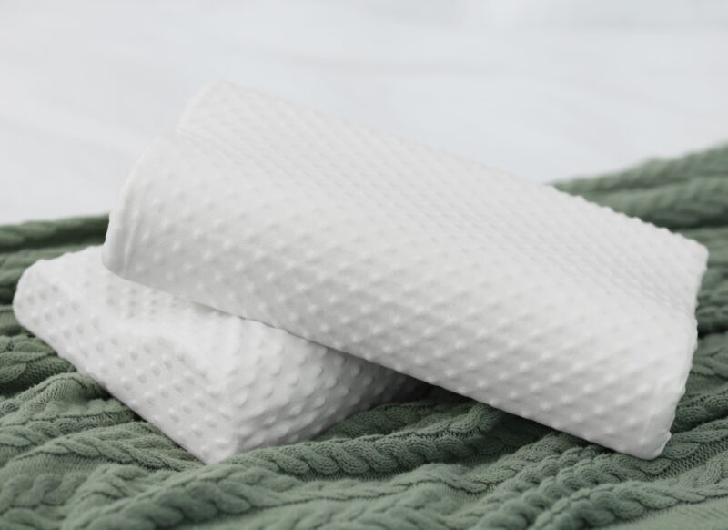 prikaz dva jastuka na krevetu