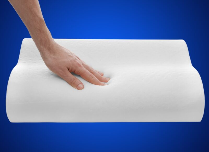 prikaz jastuka od memorijske pene na plavoj pozadini