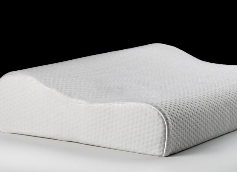 jastuk od memorijske pene na crnoj pozadini