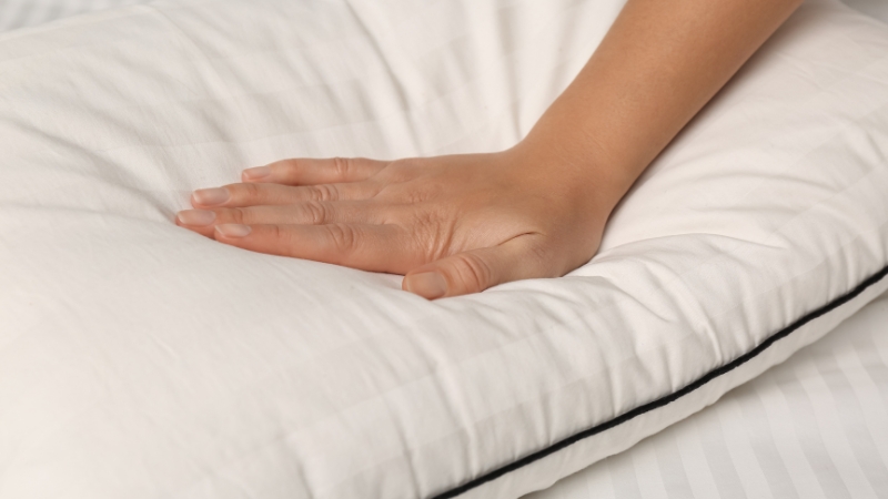 Ruka pritiska jastuk i pokazuje koliko se lako prilagođava i vraća u prvobitni oblik.