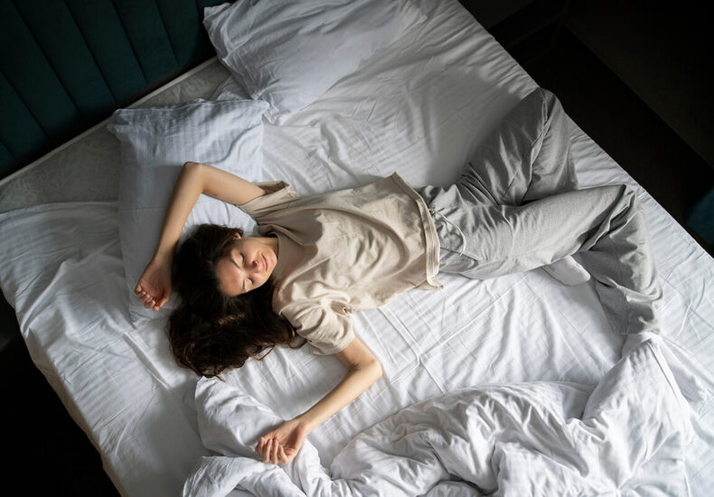 Žena leži na krevetu