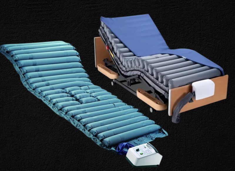 prikaz kreveta i dušeka za dekubitus na crnoj pozadini