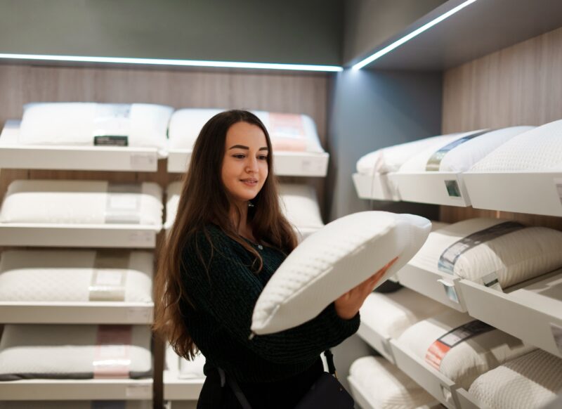 devojka bira kvalitetan jastuk od memorisjke pene