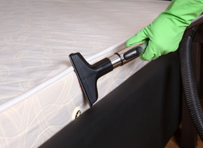 prikaz osobe koja dubinski pere dušek od memorijske pene